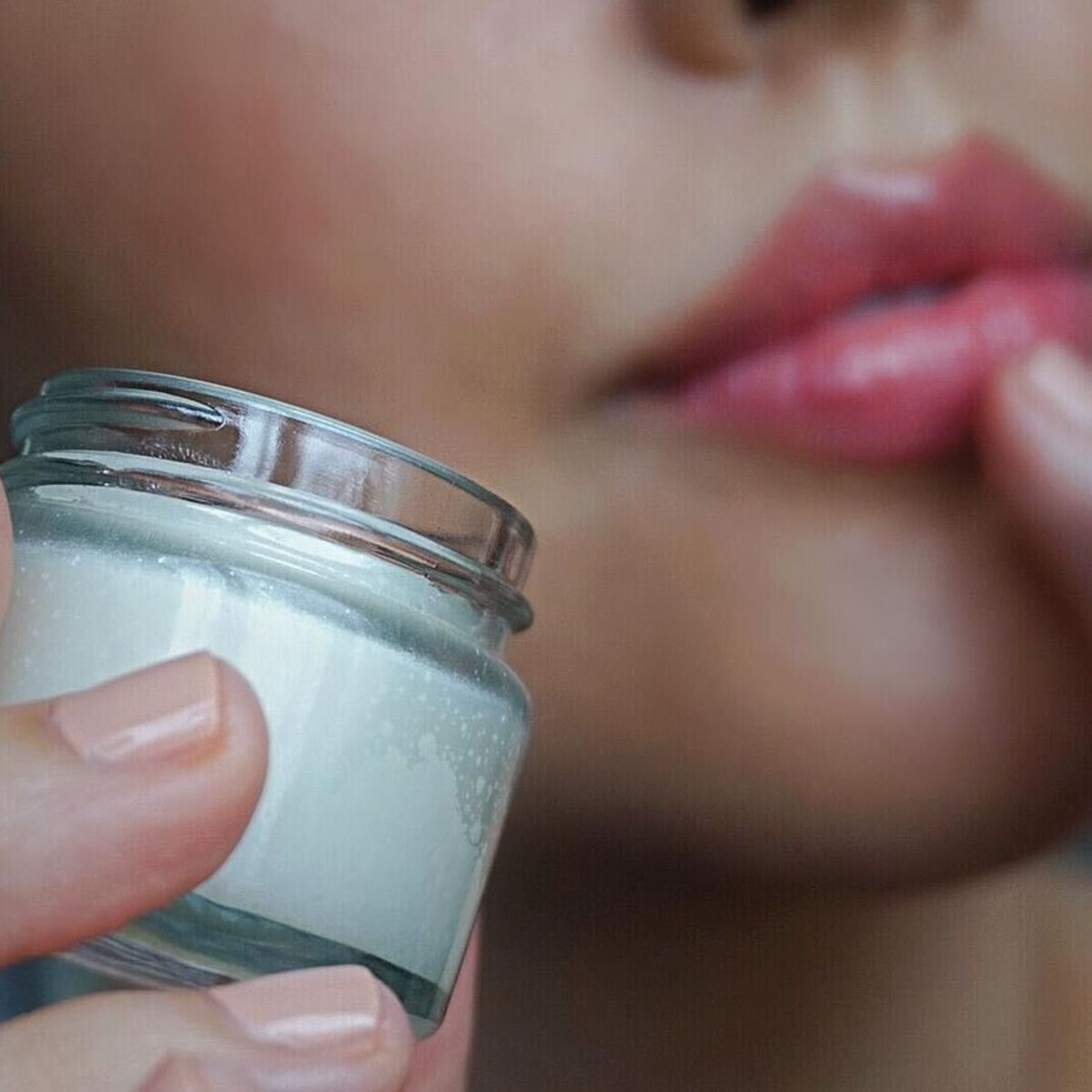 lady apply Oleo Happy Lips Lip Balm to her lips