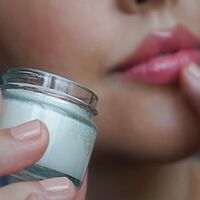 lady apply Oleo Happy Lips Lip Balm to her lips