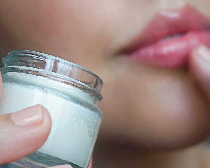 lady applying Oleo Happy Lips Lip Balm to her lips
