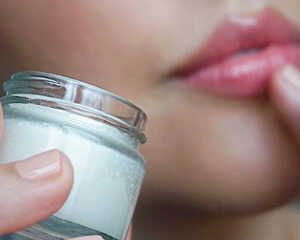 lady applying Oleo Happy Lips Lip Balm to her lips