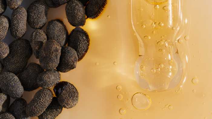 Bakuchiol seeds and serum dropper
