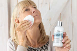 lady cleansing her skin with Oleo Aloe & Lavender Micellar Cleansing Water