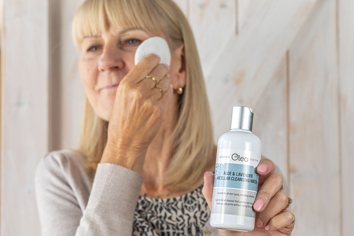 Lady using Oleo Bodycare Aloe & Lavender Micellar Cleansing Water to remove make-up