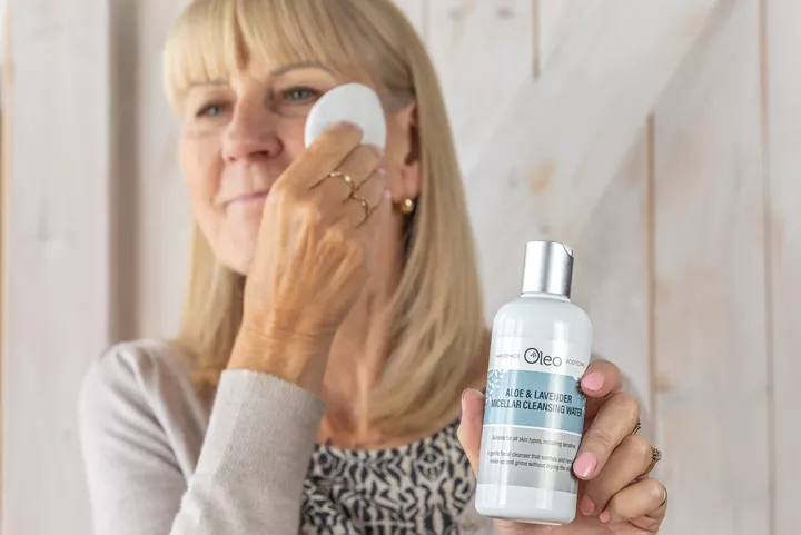 Lady using Oleo Bodycare Aloe &amp; Lavender Micellar Cleansing Water to remove make-up